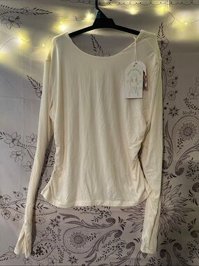 Women's Scoop Neck Long Sleeve Top in Cream